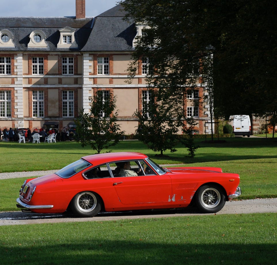 Belle auto devant le Château d'Argeronne