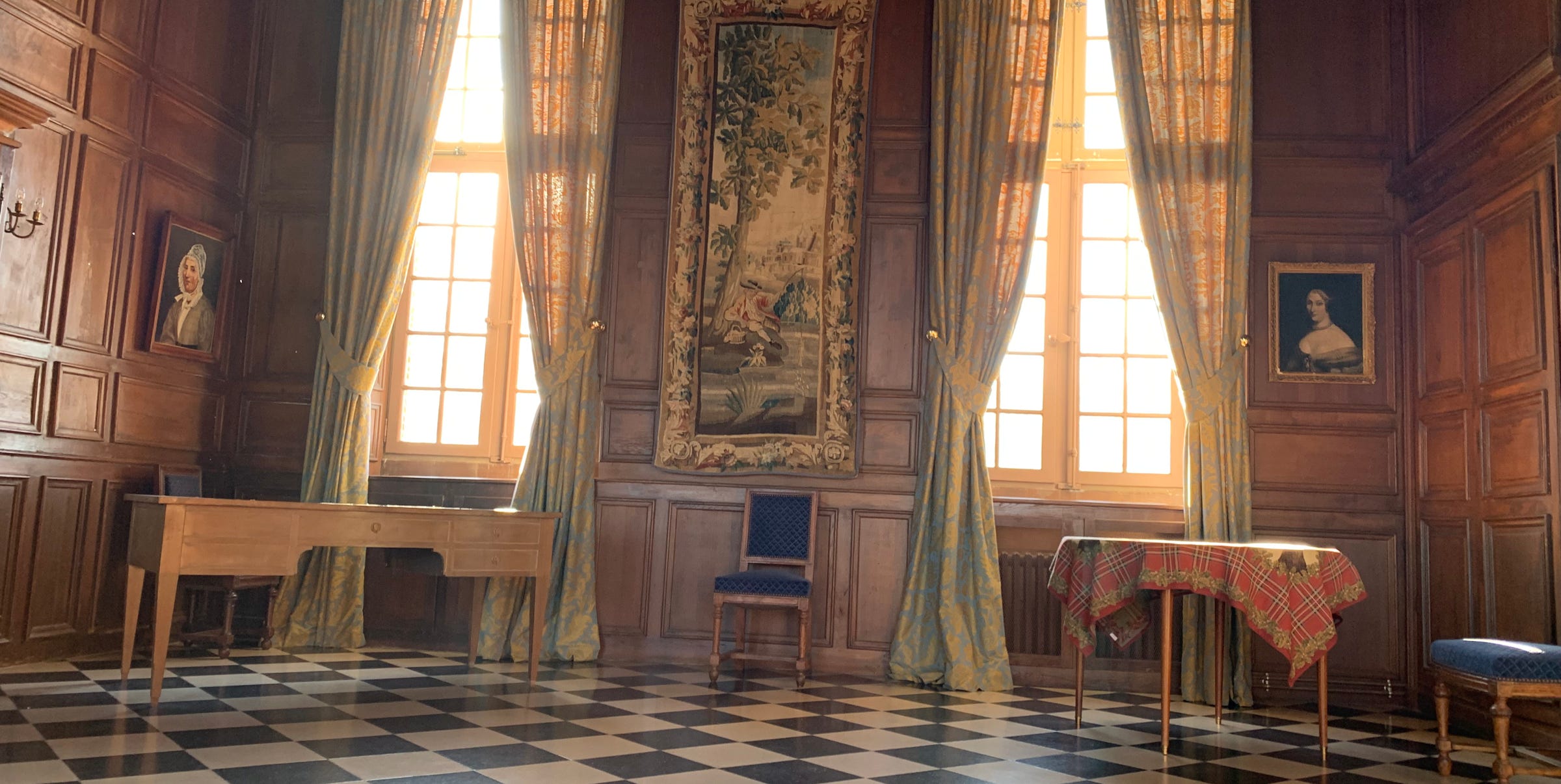 Le salon Boiserie du Château d'Argeronne, lieu de réceptions, séminaires et mariages, au coeur de la Normandie, dans l'Eure à proximité de Louviers, à 1h de Paris et 30mn de Rouen