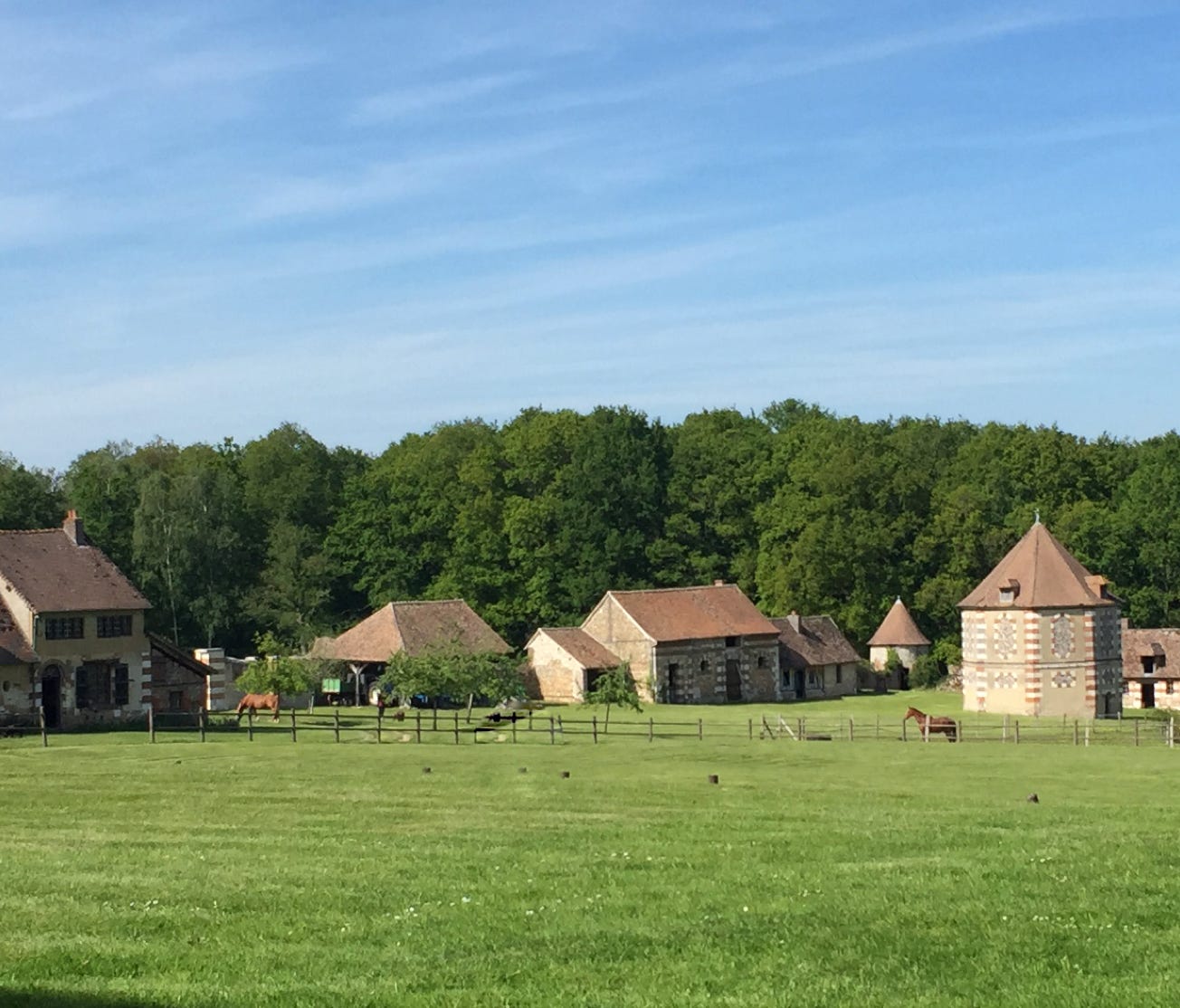 Situé au cœur de la forêt d’Argeronne dans l’Eure, en limite de Seine Maritime, le Domaine du Château d’Argeronne s’étend sur 25 ha de parc et de prairies. Mariages, séminaires, chambres d'hôtes, pension pour chevaux, le Domaine d'Argeronne vous offre un lieu élégant de quiétude